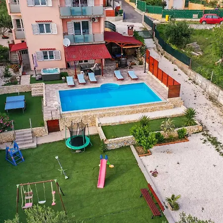 Lovely In Kastel Kambelovac With Sauna
